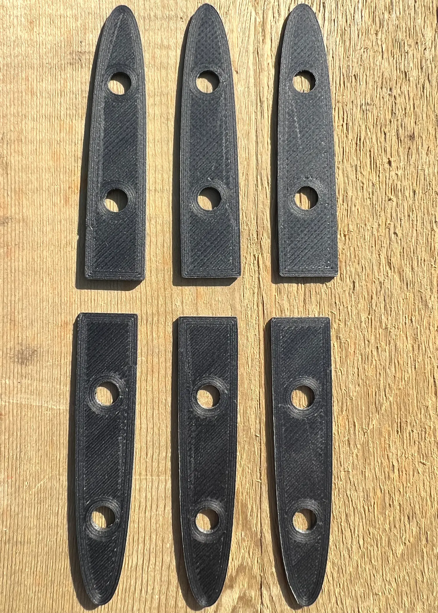 Photo vue de dessous du Kit de cales de shim standard pour stabilisateur de foil en PLA+carbone. Compatible avec les entraxes de 30mm. Incréments 0.3°